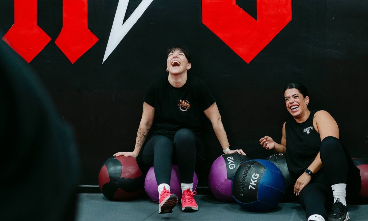 Vecinos entrenando juntos en una clase de grupo